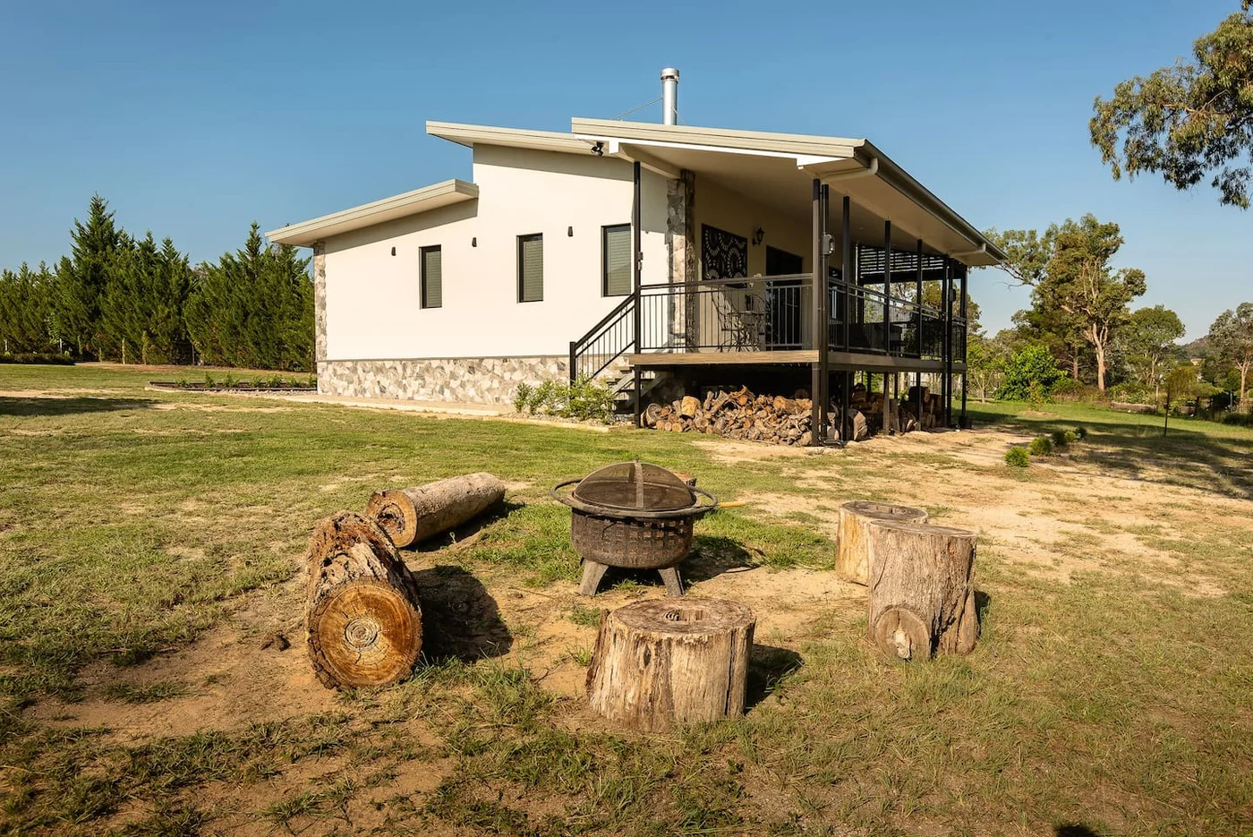 Bella Vista Stanthorpe holiday cottage exterior with fire pit and parkland views