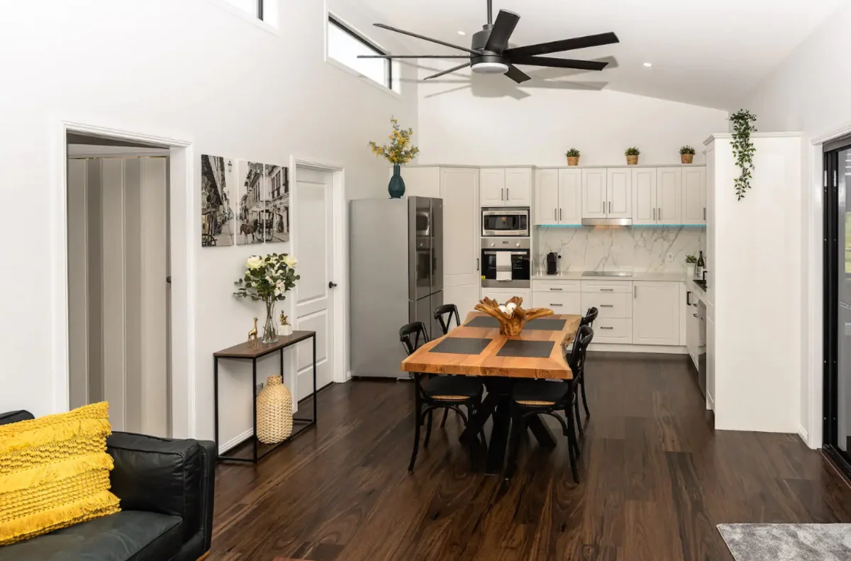Bella Vista Stanthorpe cottage open-plan living, dining and kitchen